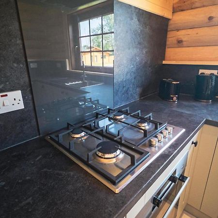 Aspen Lodge, Amazing New Log Cabin With Hot Tub - Sleeps 6 - Felmoor Park Morpeth Habitación foto
